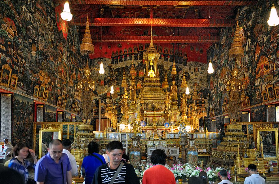 Внутри храма изумрудного Будды